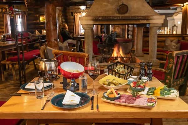 MONDI Bellevue Alm Bad Gastein Hüttenkulinarik Fondue-Abend mit Freunden genießen