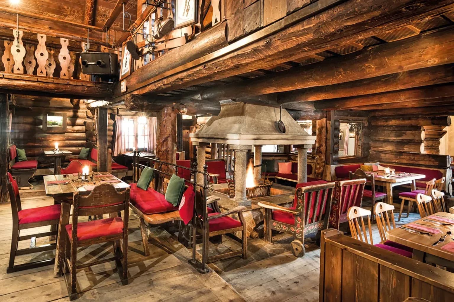MONDI Bellevue Alm Bad Gastein Hüttenkulinarik Fondue-Abend mit Freunden genießen