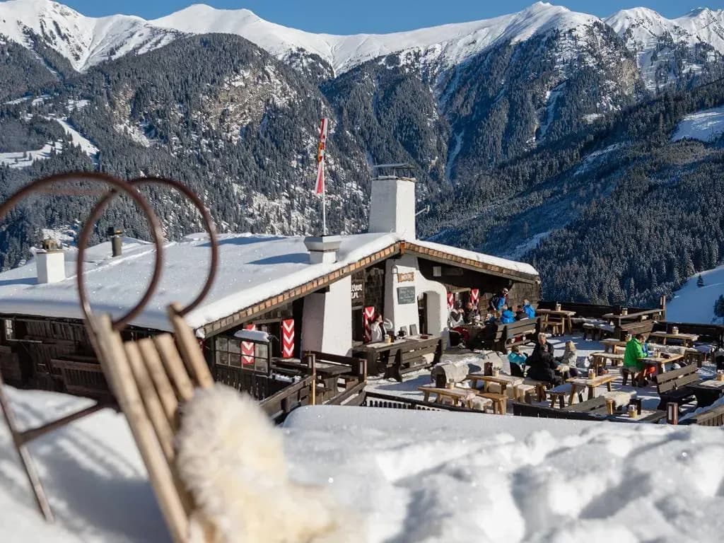 MONDI Bellevue Alm Bad Gastein Hüttenkulinarik Fondue-Abend mit Freunden genießen