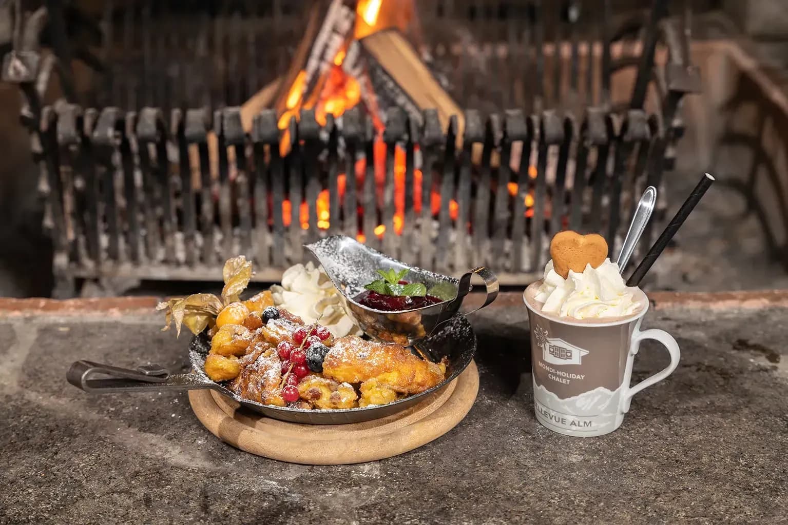 MONDI Bellevue Alm Bad Gastein Hüttenkulinarik Fondue-Abend mit Freunden genießen