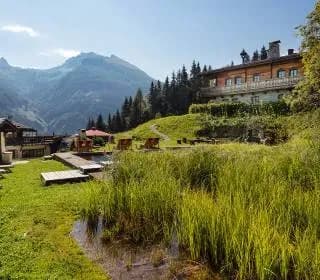 MONDI Bellevue Alm Grillabende mit Freunden auf der Alm im Sommer